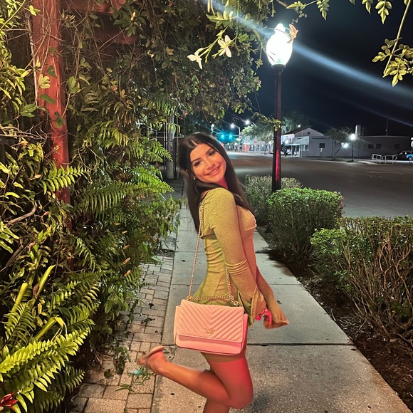 💕Meet your Posher, Ashlea💕 - Picture 5 of 12